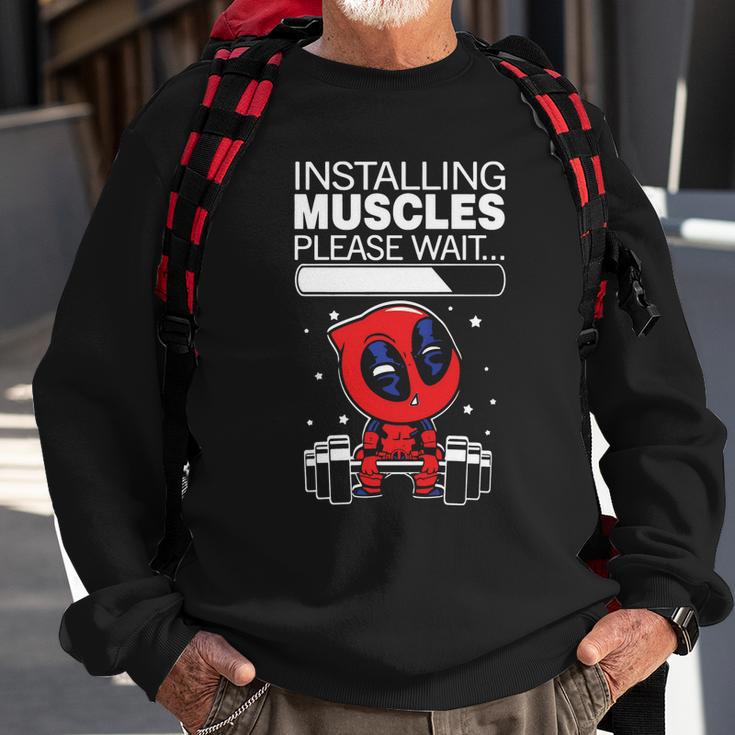 Pooldead Installing Muscles Please Wait Sweatshirt Geschenke für alte Männer