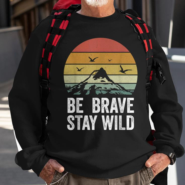 Retro Be Brave Stay Wild Vintage Outdoors Adventure Sweatshirt Gifts for Old Men