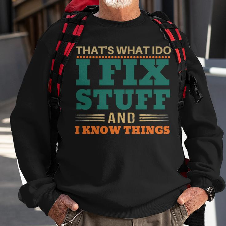 That’S What I Do I Fix Stuff And I Know Things Funny Saying Dad Sweatshirt Gifts for Old Men