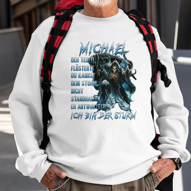 Personalisiertes Wolfsmotiv Sweatshirt Michael im Sturm, Namensträger Design Geschenke für alte Männer