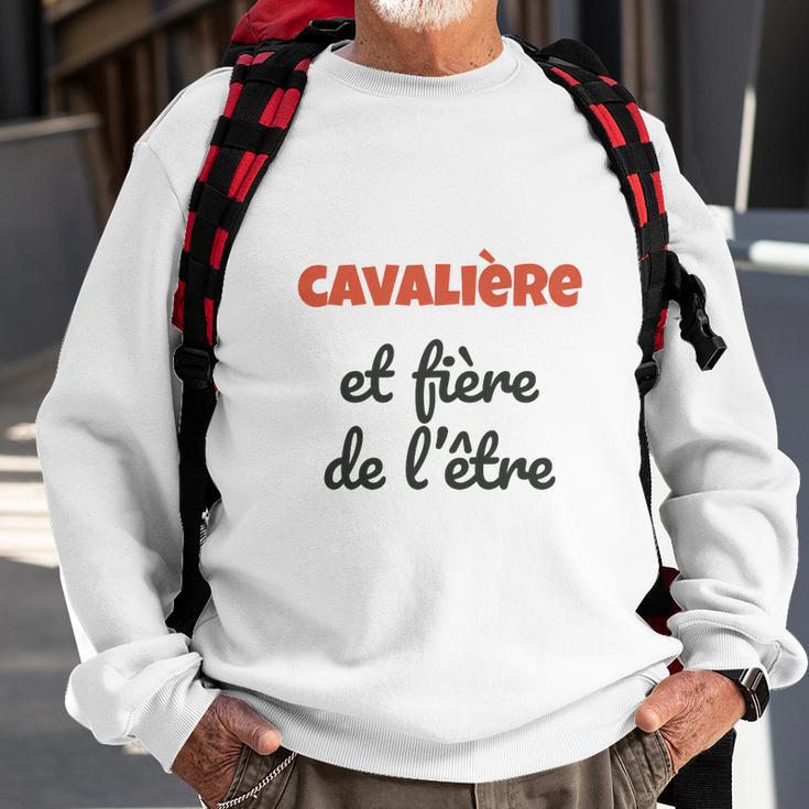 Weißes Sweatshirt CAVALIÈRE et fière de l'être für Reitsportfans Geschenke für alte Männer