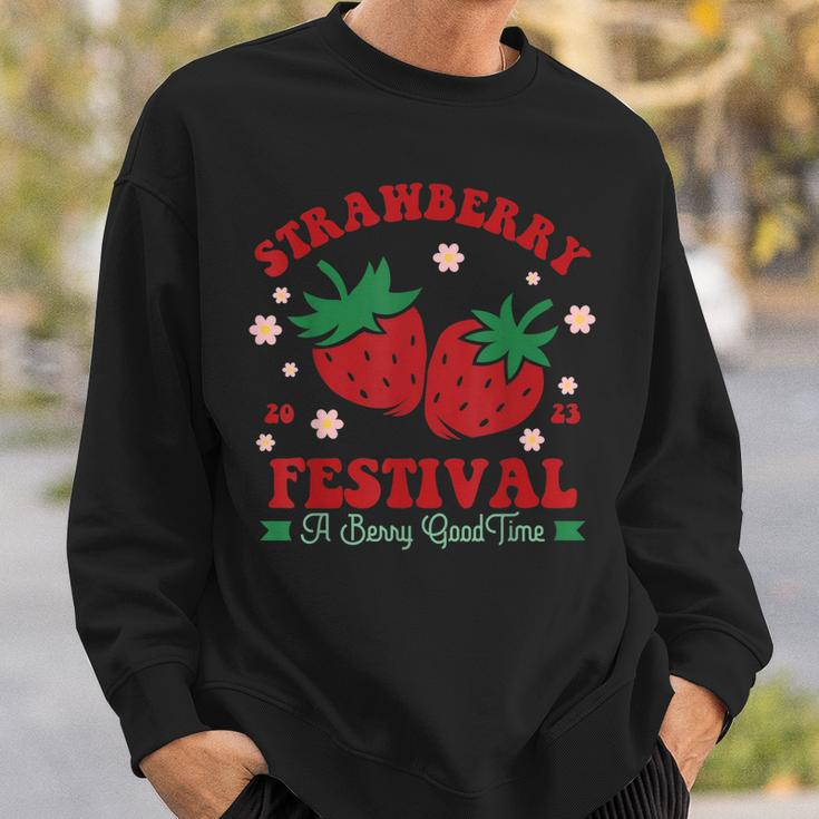 Cute Strawberry Festival Fruit Lovers Retro Vintage Sweatshirt Gifts for Him
