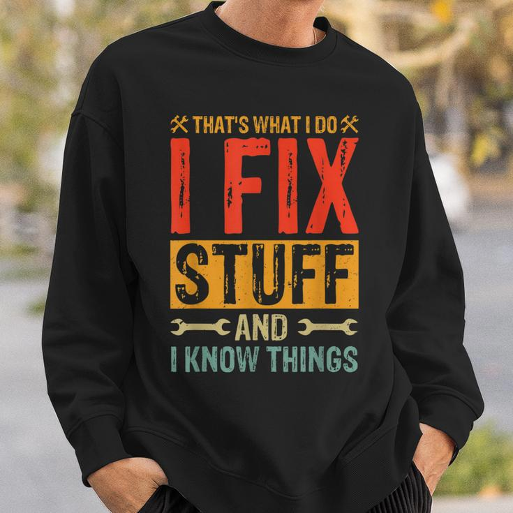 Funny Saying - Thats What I Do I Fix Stuff And I Know Thing Sweatshirt Gifts for Him