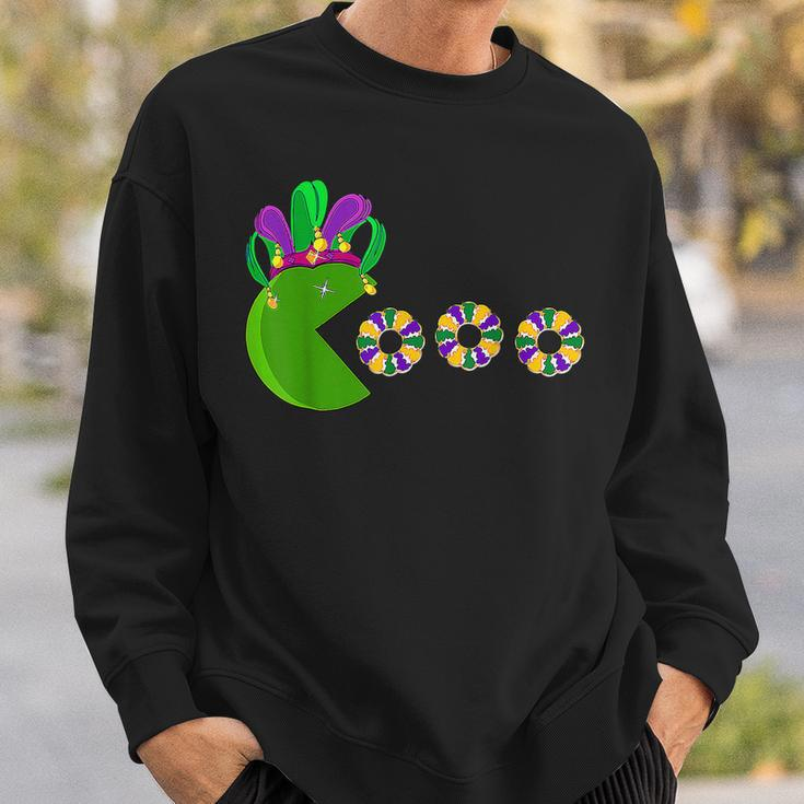 Hat Eating King Cakes Funny Mardi Gras New Orleans Carnival Sweatshirt Gifts for Him