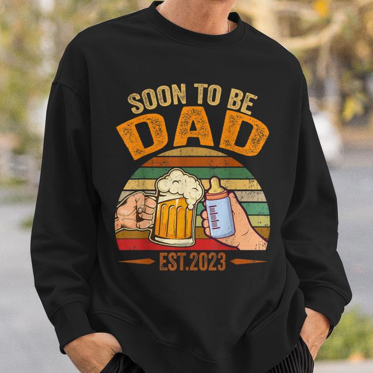 Mens Soon To Be Dad Est 2023 Fathers Day New Dad Vintage Mens Sweatshirt Gifts for Him