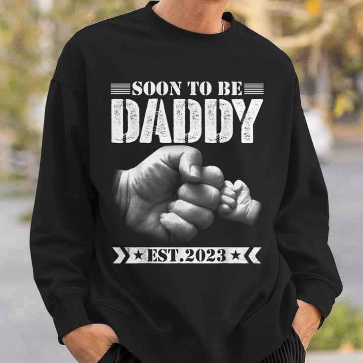 Mens Soon To Be Daddy Est2023 Retro Fathers Day New Dad Sweatshirt Gifts for Him