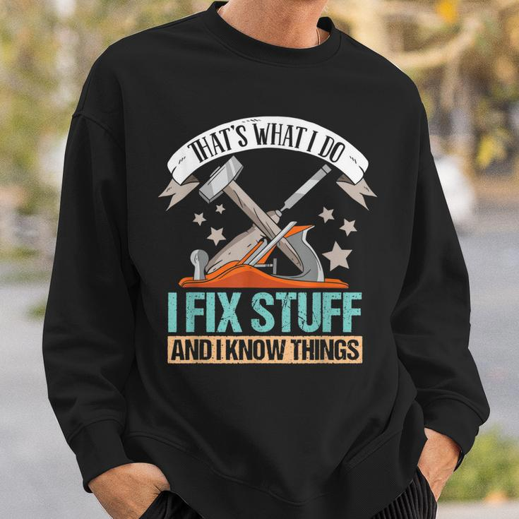 Thats What I Do I Fix Stuff And I Know Things Carpenter Sweatshirt Gifts for Him