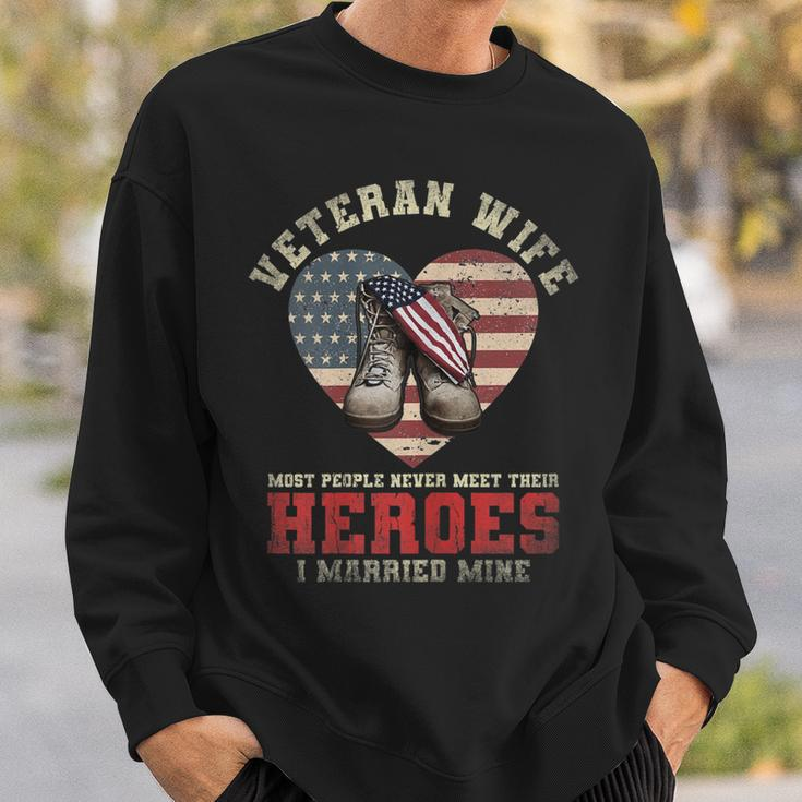 Womens Ki Proud Veteran Wife Gift Us Flag Sunflower Veteran Boots Men Women Sweatshirt Graphic Print Unisex Gifts for Him