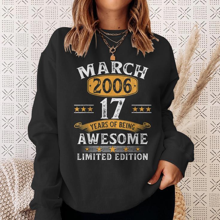 17 Geburtstag Geschenke Mann Frau Jahrgang März 2006 Sweatshirt Geschenke für Sie