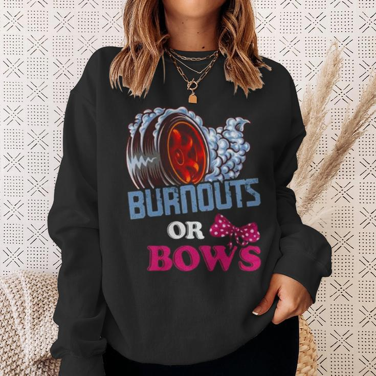 Burnouts Or Bows Gender Reveal – Dad Mom Witty Party Sweatshirt Gifts for Her