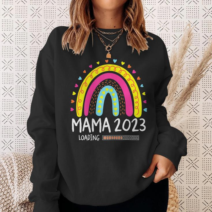Damen Mama 2023 Loading Regenbogen Herz Werdende Mutter Mutti Sweatshirt Geschenke für Sie