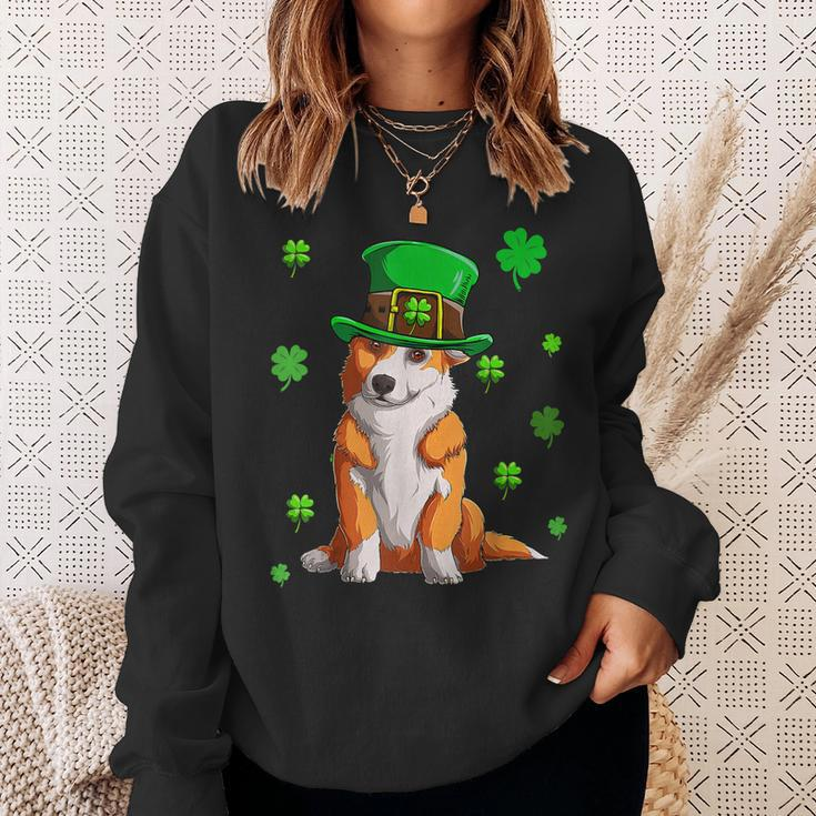 Funny Dog Lovers Cute Corgi St Patricks Day Shamrock Lucky Sweatshirt Gifts for Her