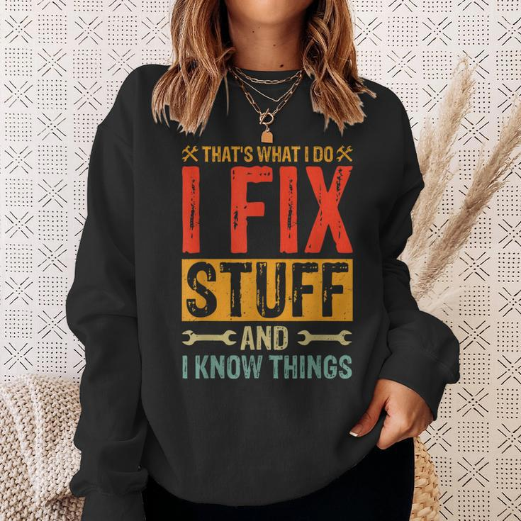 Funny Saying - Thats What I Do I Fix Stuff And I Know Thing Sweatshirt Gifts for Her