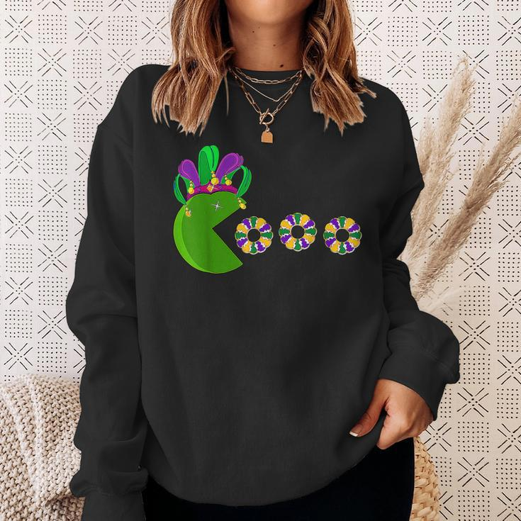 Hat Eating King Cakes Funny Mardi Gras New Orleans Carnival Sweatshirt Gifts for Her