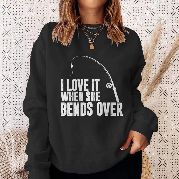 I Love It When She Bends Over Funny Fishing V2 Sweatshirt Gifts for Her