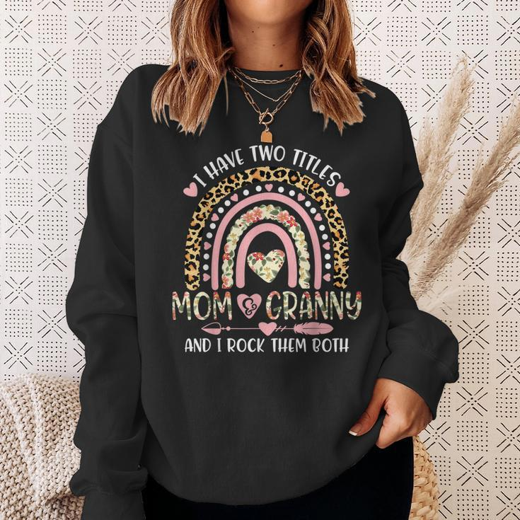 Ich Habe Zwei Titel Mama Und Oma Ich Rocke Sie Beide Rainbow Sweatshirt Geschenke für Sie