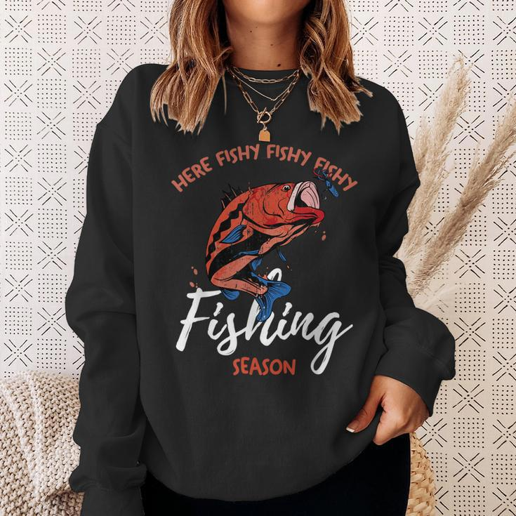 Lustiges Angler-Sweatshirt Here Fishy Fishy, Perfekt für Angelsaison Geschenke für Sie