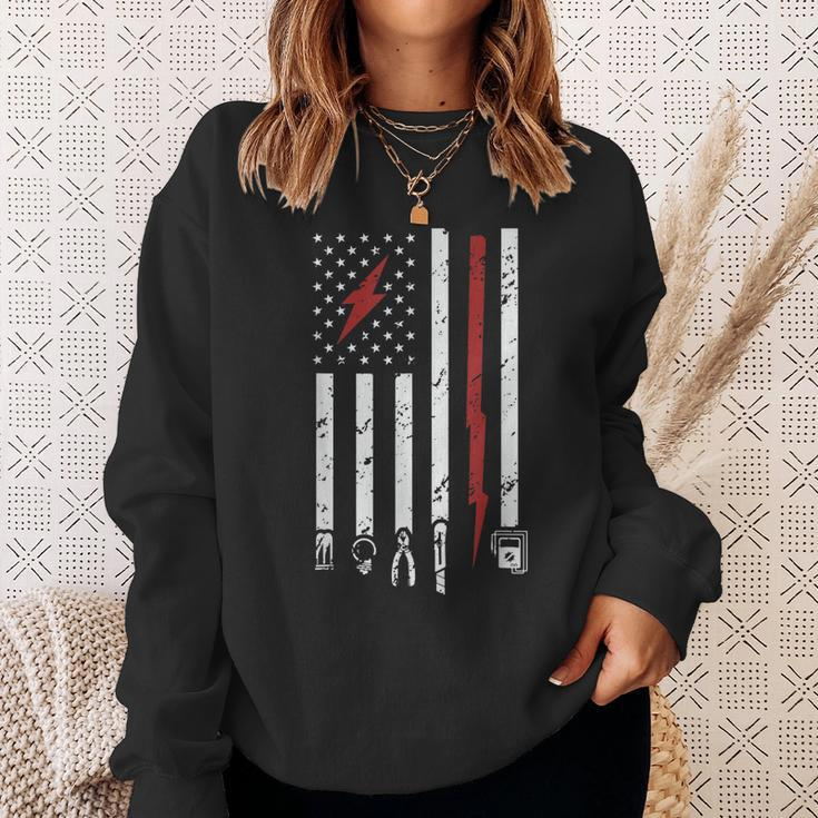 Mens American Electritian Usa Flag Patriot Handyman Dad Birthday Sweatshirt Gifts for Her