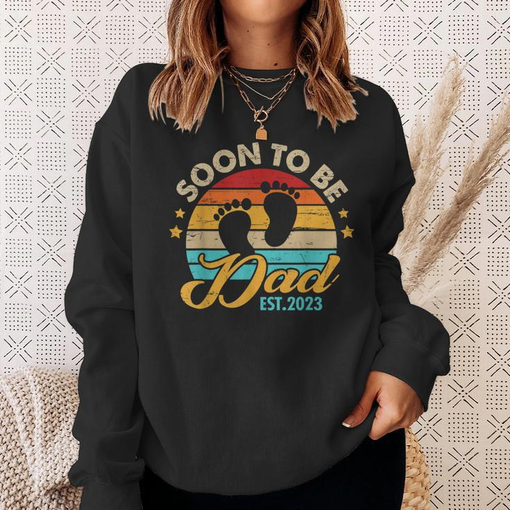 Mens Soon To Be Dad 2023 Fathers Day First Time Dad Pregnancy Sweatshirt Gifts for Her