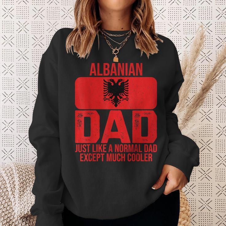 Mens Vintage Albanian Dad Albania Flag Design Fathers Day Sweatshirt Gifts for Her