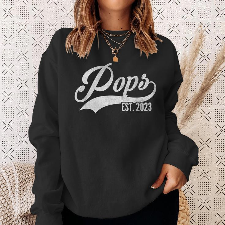 Mens Vintage Pops Est 2023 First Time Grandpa Fathers Day Gift Sweatshirt Gifts for Her