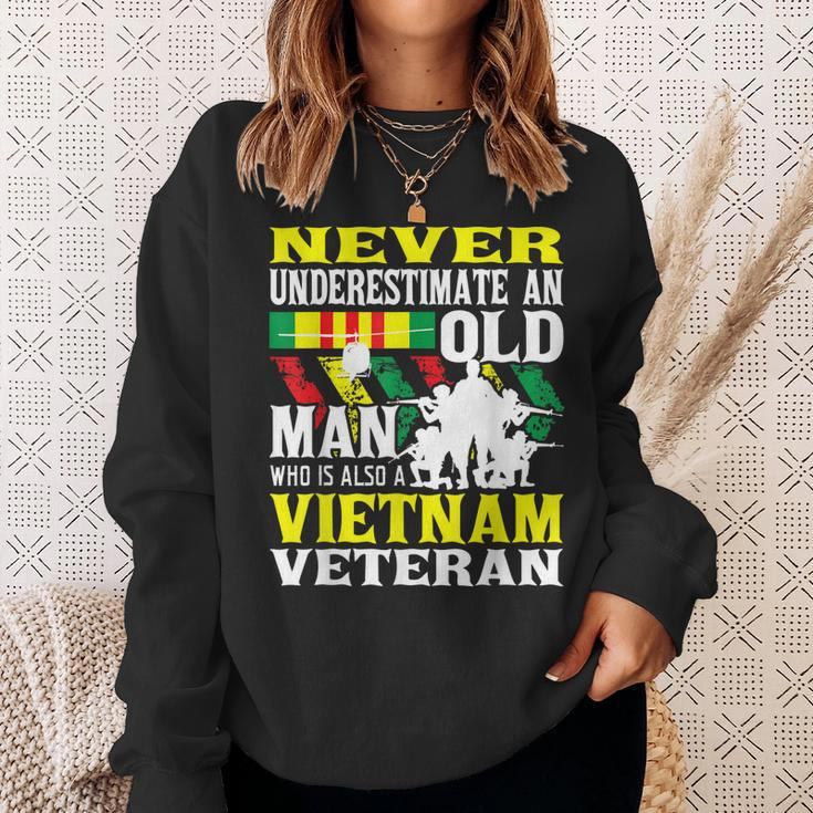 Never Underestimate An Old Man - Patriotic Vietnam Veteran Sweatshirt Gifts for Her