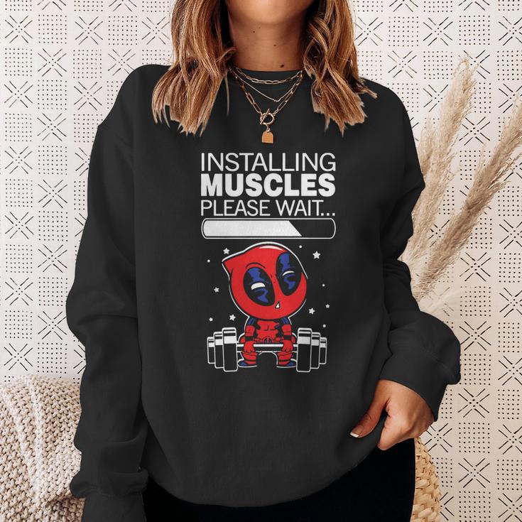 Pooldead Installing Muscles Please Wait Sweatshirt Geschenke für Sie