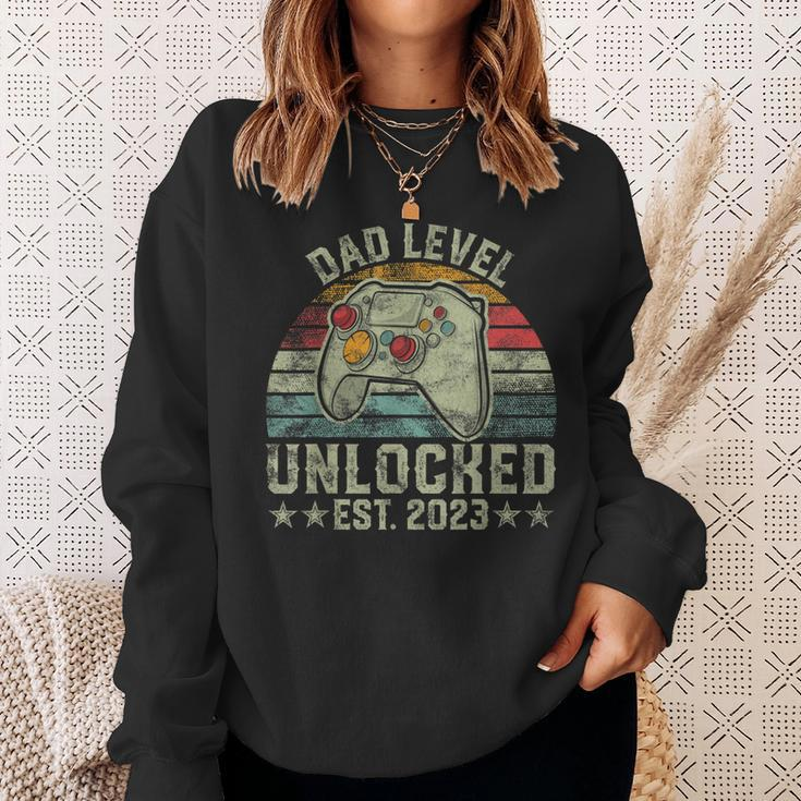 Retro Dad Level Unlocked Est 2023 - Funny New Dad Sweatshirt Gifts for Her