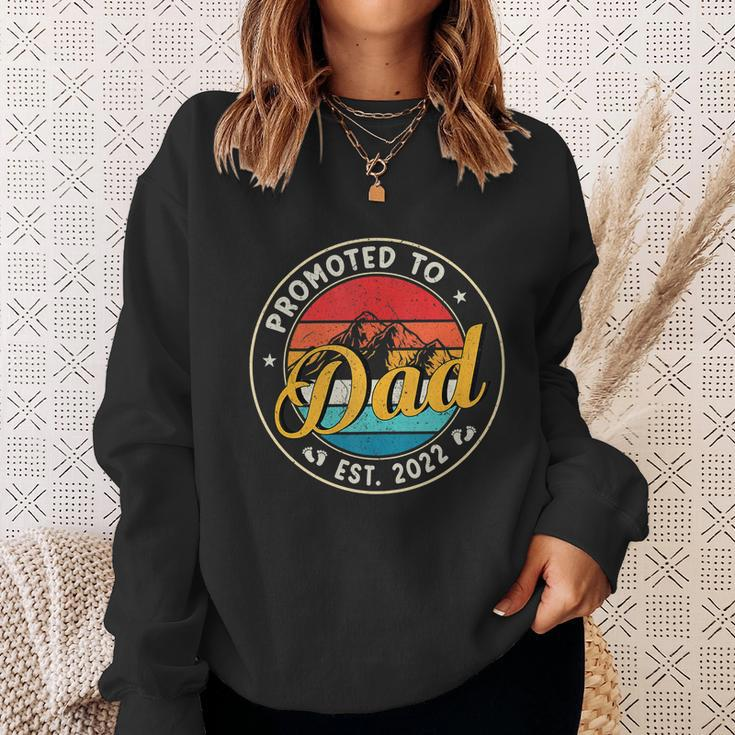 Retro New Dad First Dad Promoted To Dad Est 2022 Sweatshirt Gifts for Her