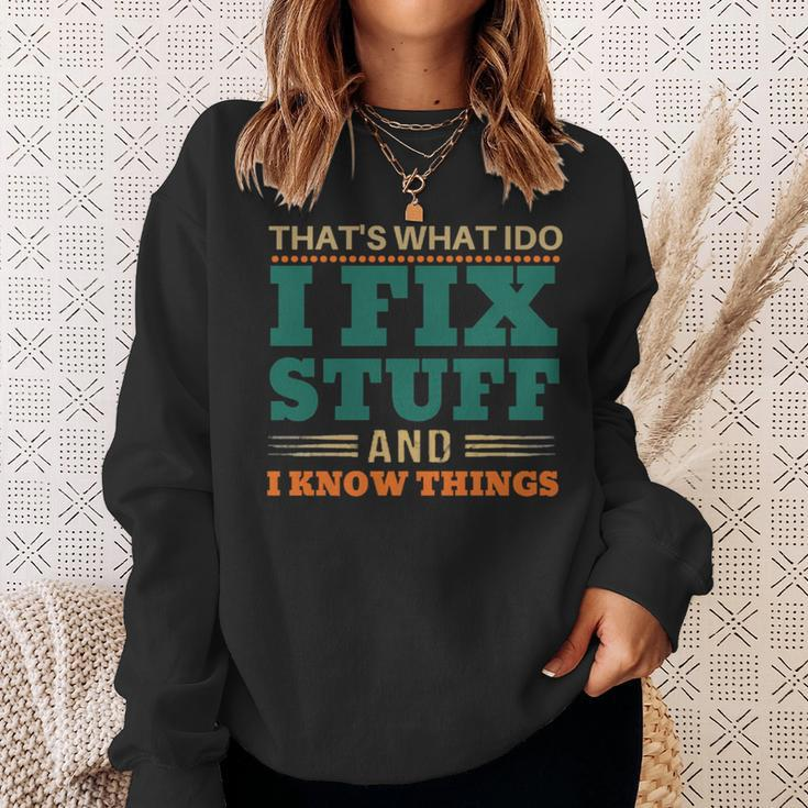 That’S What I Do I Fix Stuff And I Know Things Funny Saying Dad Sweatshirt Gifts for Her