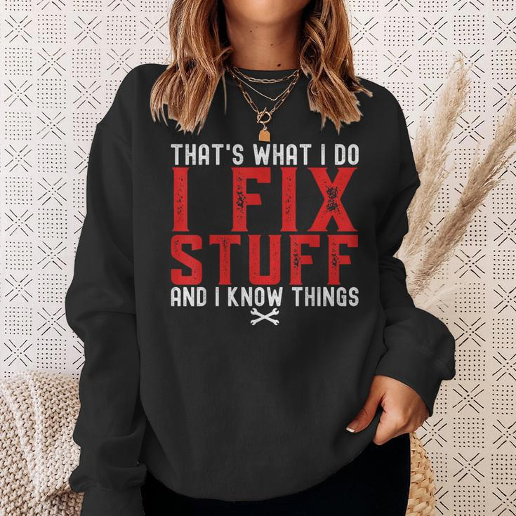 Thats What I Do I Fix Stuff And I Know Things Humor Saying Sweatshirt Gifts for Her