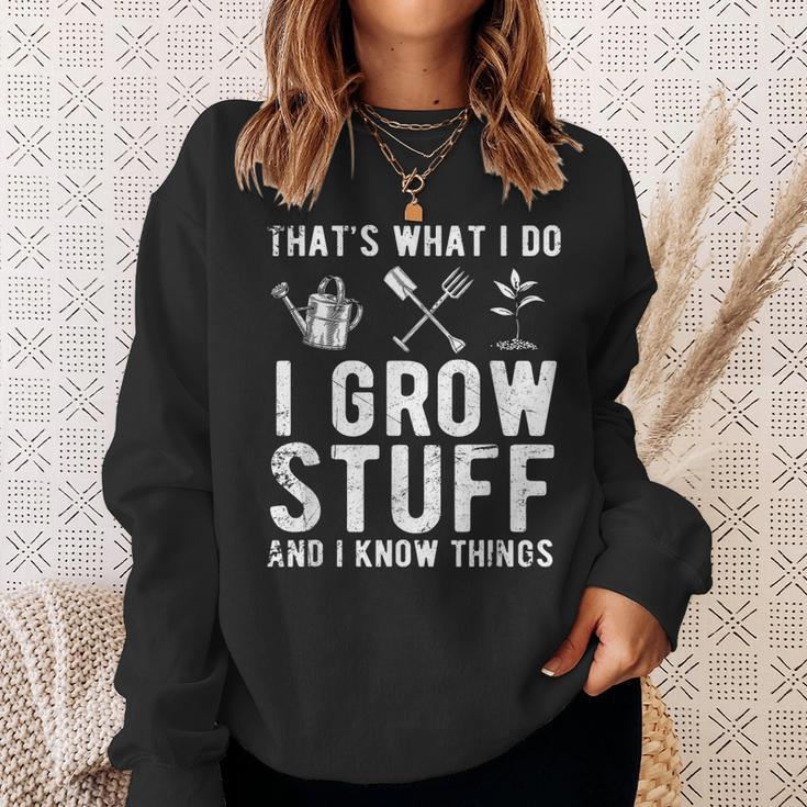 Thats What I Do I Grow Stuff And I Know Things Gift Sweatshirt Gifts for Her
