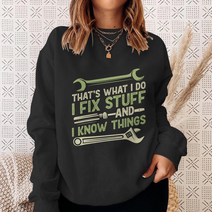 Vintage Thats What I Do I Fix Stuff And I Know Things Sweatshirt Gifts for Her