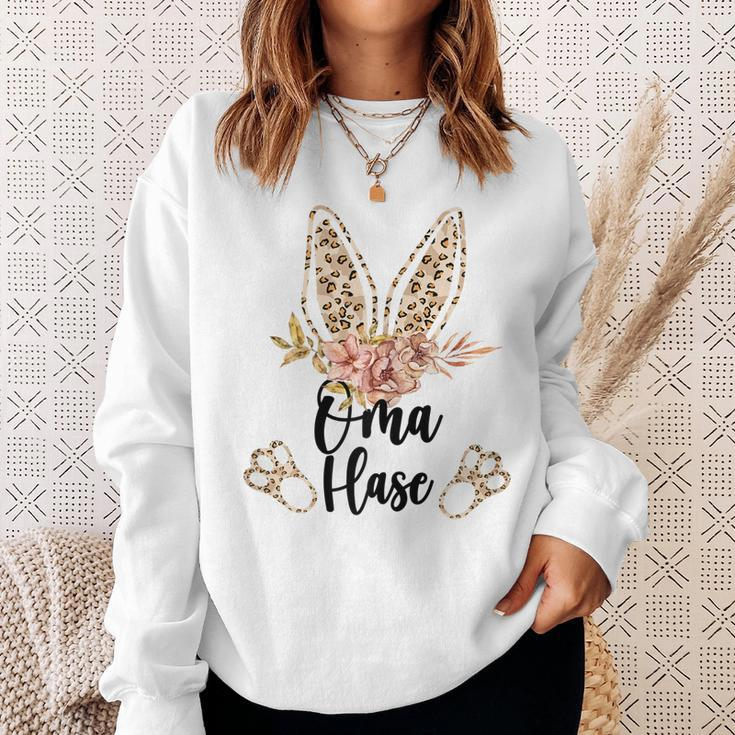 Damen Oma Hase Oster Sweatshirt im Floral-Leo Look Geschenke für Sie