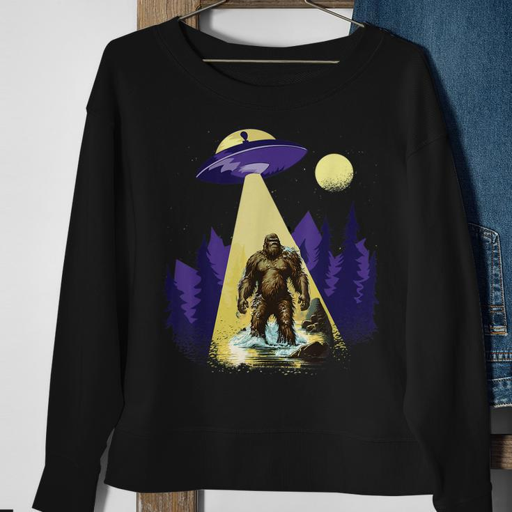 Alien Ufo Bigfoot Sasquatch Hunter In National Park Sweatshirt Gifts for Old Women