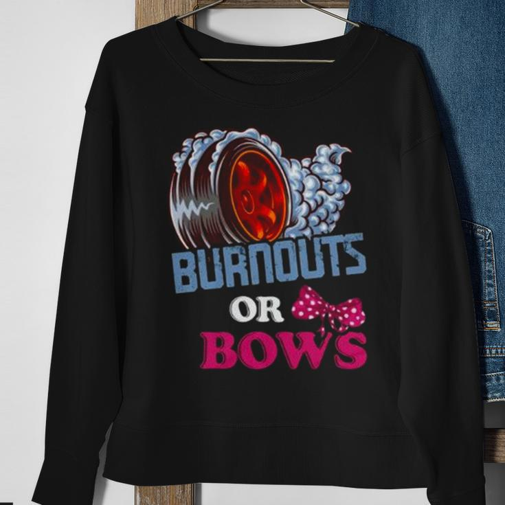 Burnouts Or Bows Gender Reveal – Dad Mom Witty Party Sweatshirt Gifts for Old Women