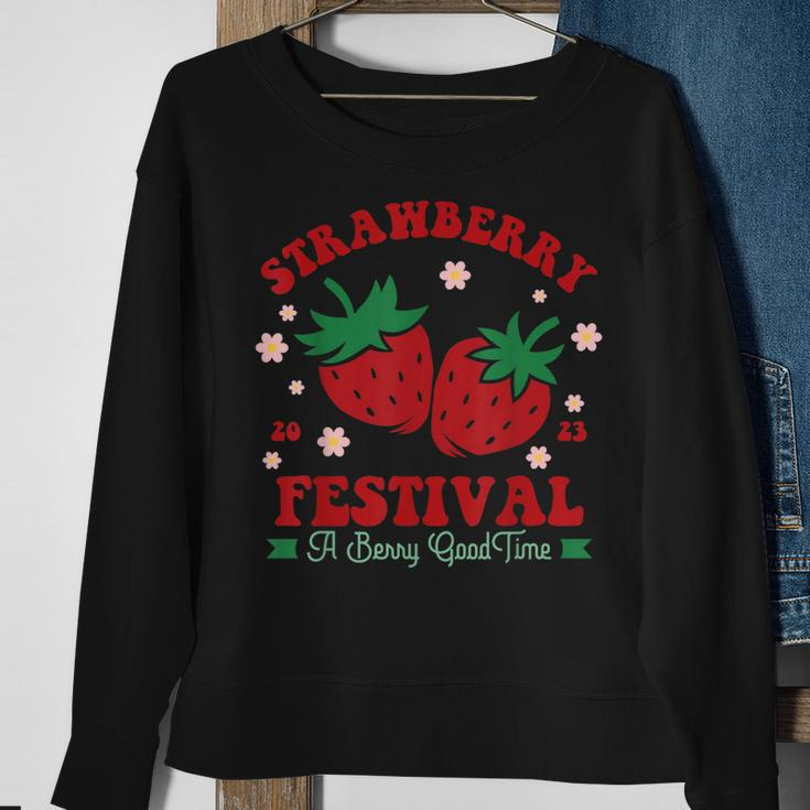 Cute Strawberry Festival Fruit Lovers Retro Vintage Sweatshirt Gifts for Old Women
