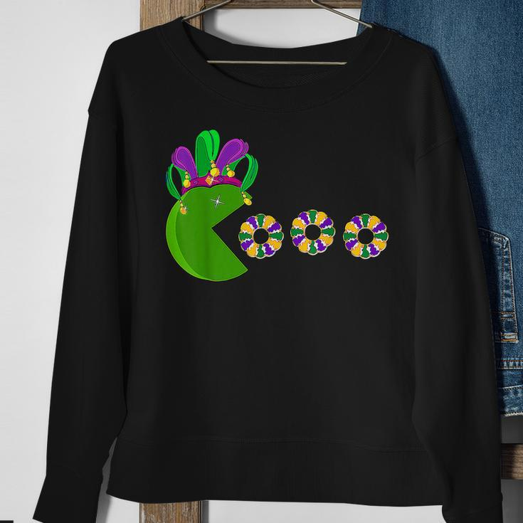 Hat Eating King Cakes Funny Mardi Gras New Orleans Carnival Sweatshirt Gifts for Old Women
