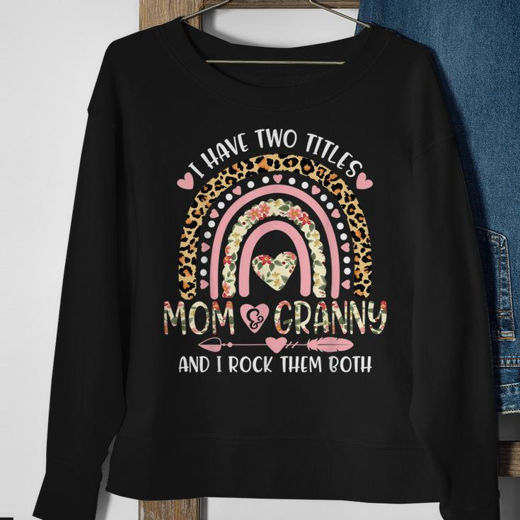 Ich Habe Zwei Titel Mama Und Oma Ich Rocke Sie Beide Rainbow Sweatshirt Geschenke für alte Frauen