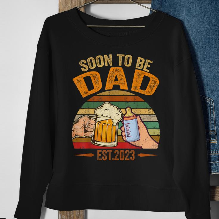 Mens Soon To Be Dad Est 2023 Fathers Day New Dad Vintage Mens Sweatshirt Gifts for Old Women