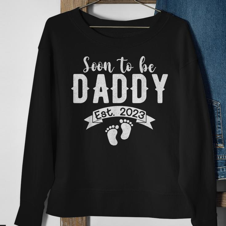 Mens Soon To Be Daddy Est2023 Retro Fathers Day New Dad Sweatshirt Gifts for Old Women