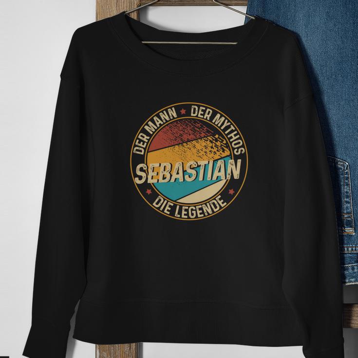 Personalisiertes Vintage Sweatshirt Sebastian - Der Mythos, Die Legende in Schwarz Geschenke für alte Frauen