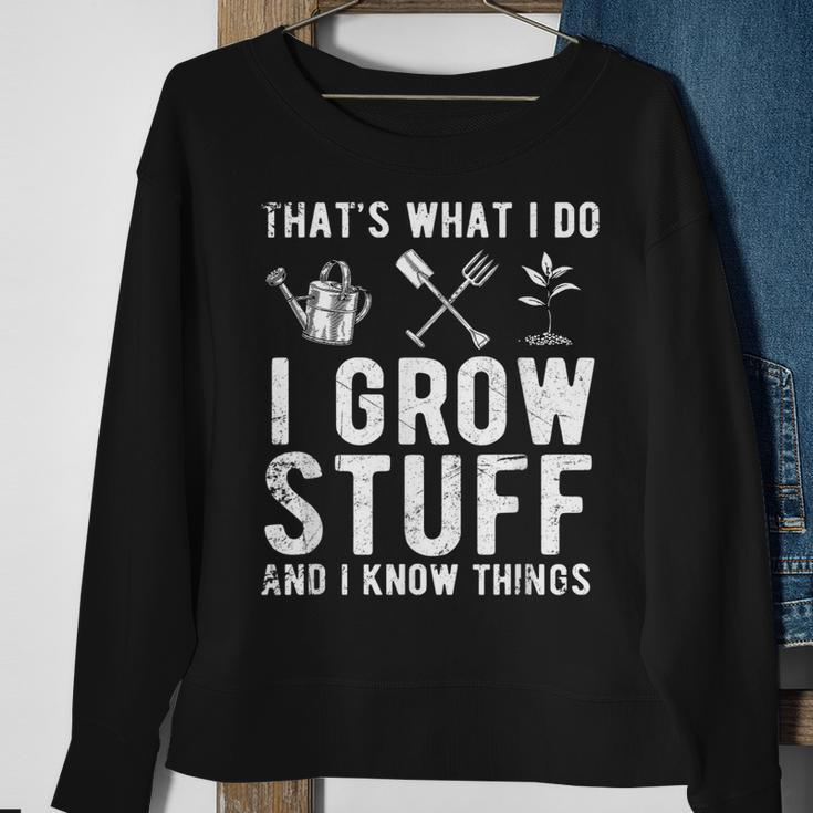 Thats What I Do I Grow Stuff And I Know Things Gift Sweatshirt Gifts for Old Women