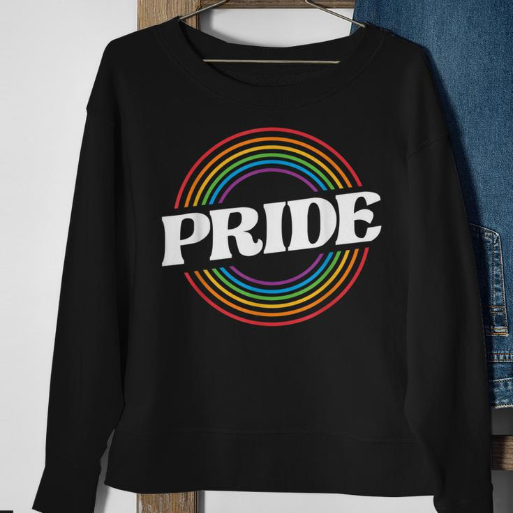 Unisex Schwarzes Sweatshirt, Regenbogen PRIDE Schriftzug, Mode für LGBT+ Geschenke für alte Frauen