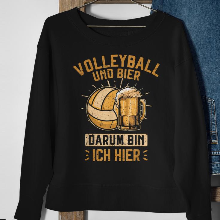 Volleyball Und Bier Darum Bin Ich Hier Volleyballer Lustig Sweatshirt Geschenke für alte Frauen