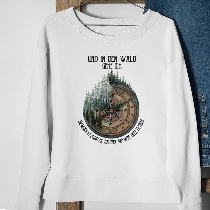 Camping Und In Den Wald Gehe Ich V2 Sweatshirt Geschenke für alte Frauen