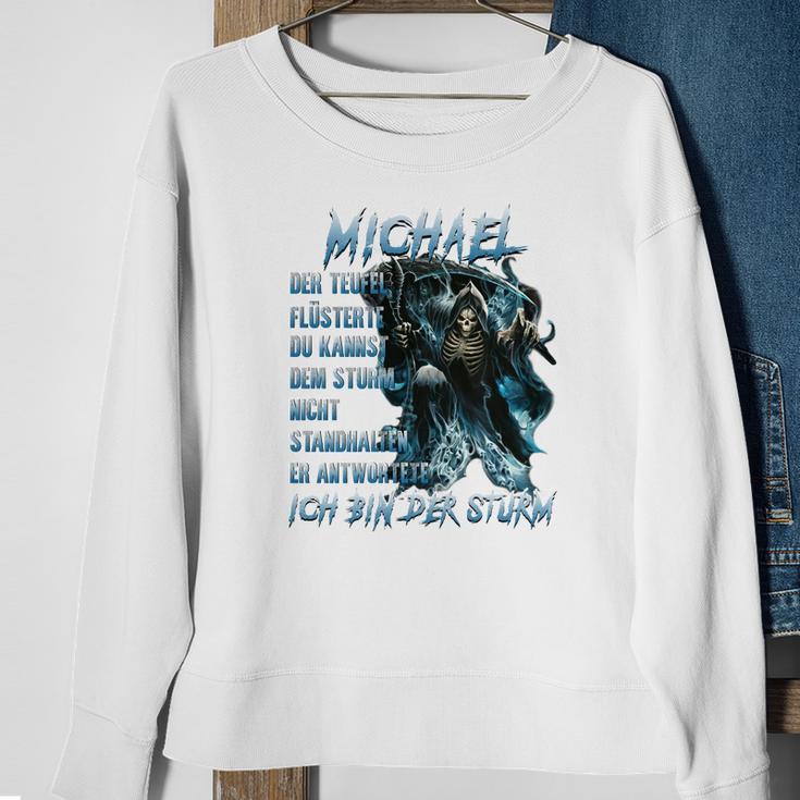 Personalisiertes Wolfsmotiv Sweatshirt Michael im Sturm, Namensträger Design Geschenke für alte Frauen