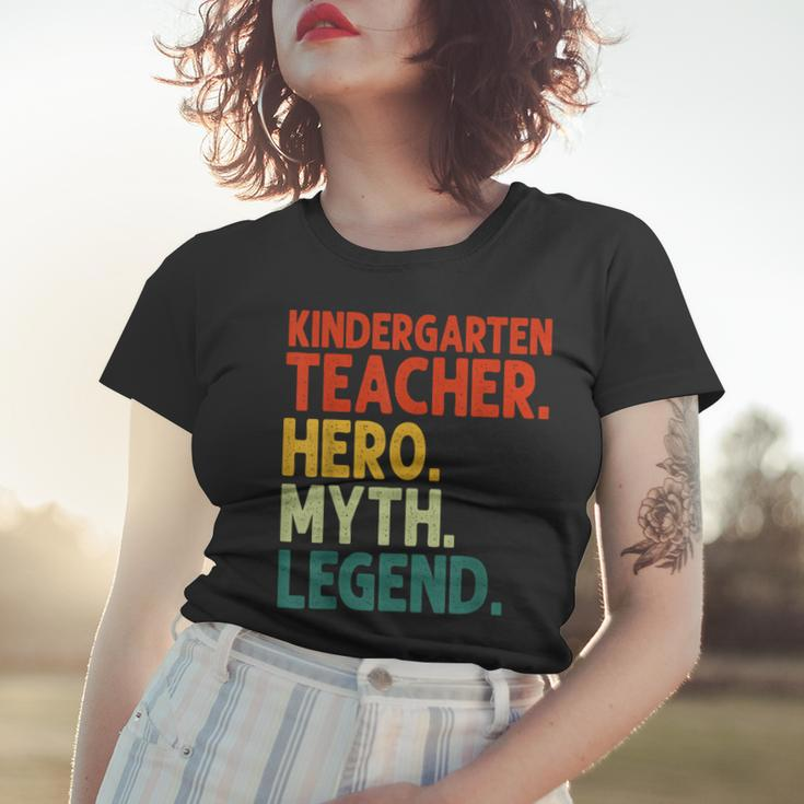 Kindergarten Lehrer Held Mythos Legende Vintage Lehrertag Frauen Tshirt Geschenke für Sie