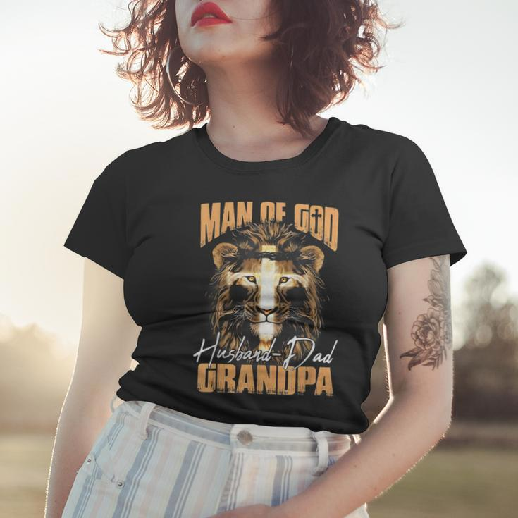 Man Of God Lion Husband Dad Grandpa Christian Fathers Day Women T-shirt Gifts for Her