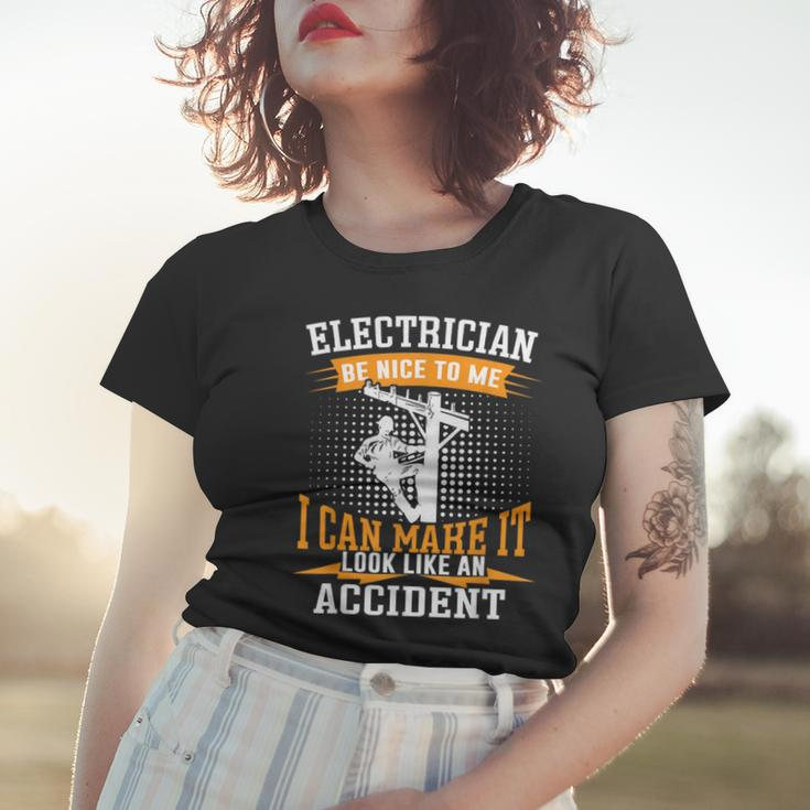 Mens Be Nice To Me Im An Electritian Funny Handyman Dad Women T-shirt Gifts for Her